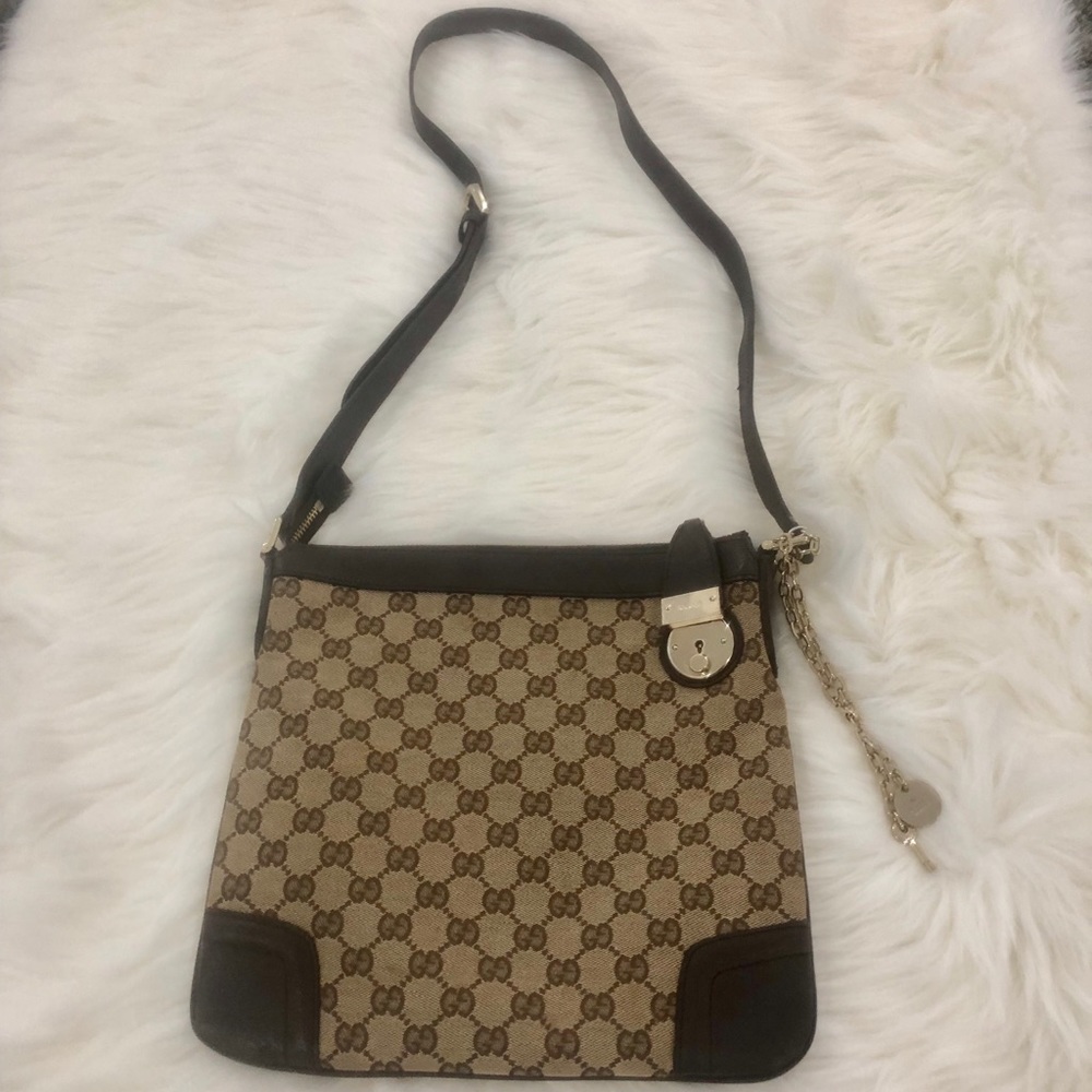❌SOLD❌Gucci Signature Sling bag